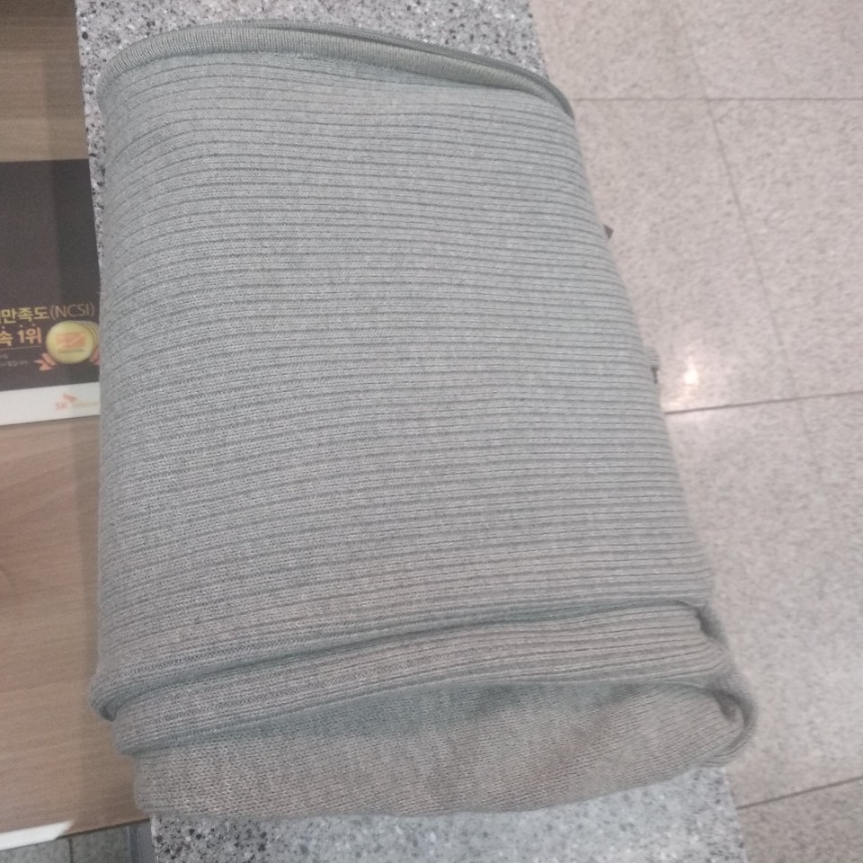 회색 가디건 잠바