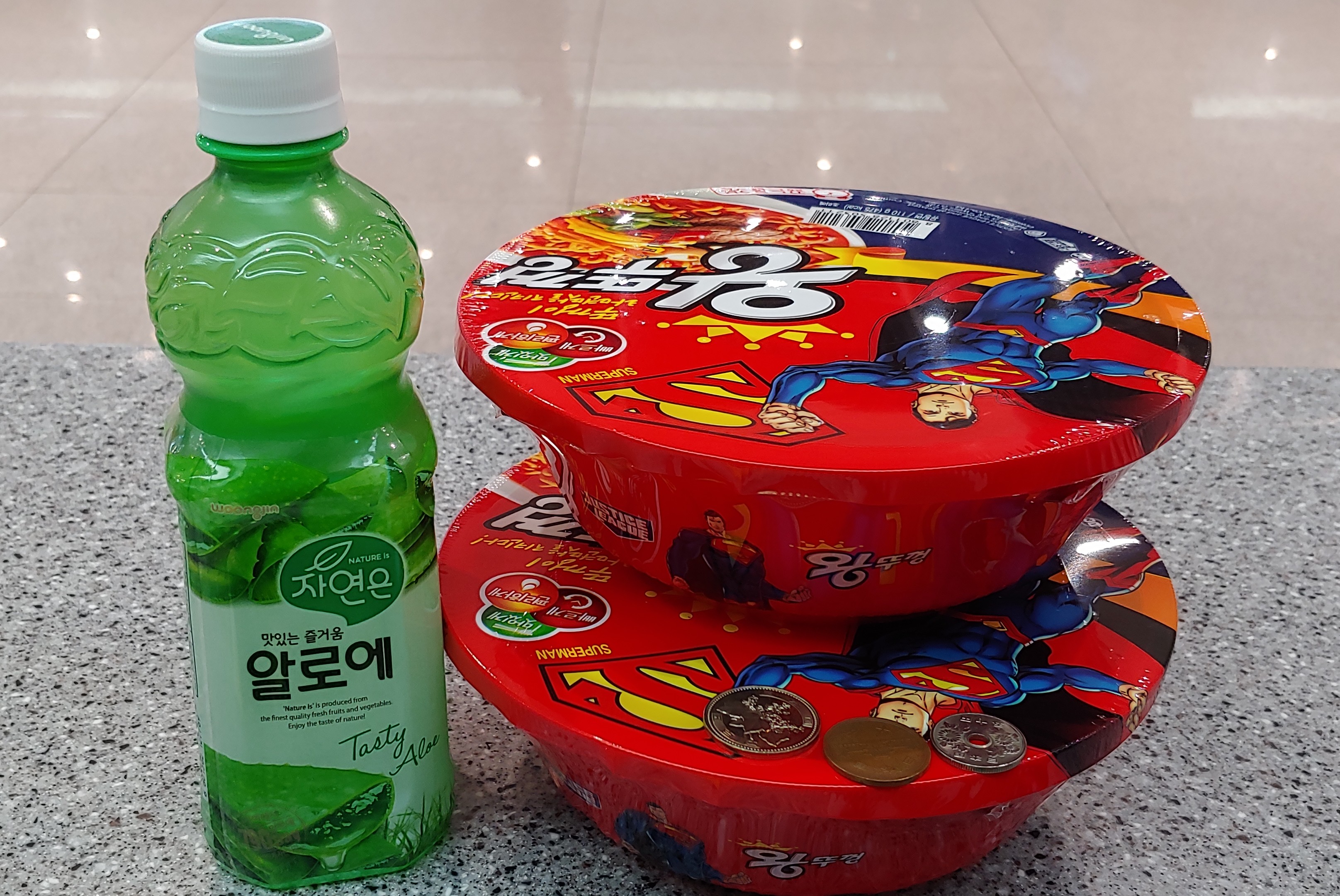라면, 음료수, 동전