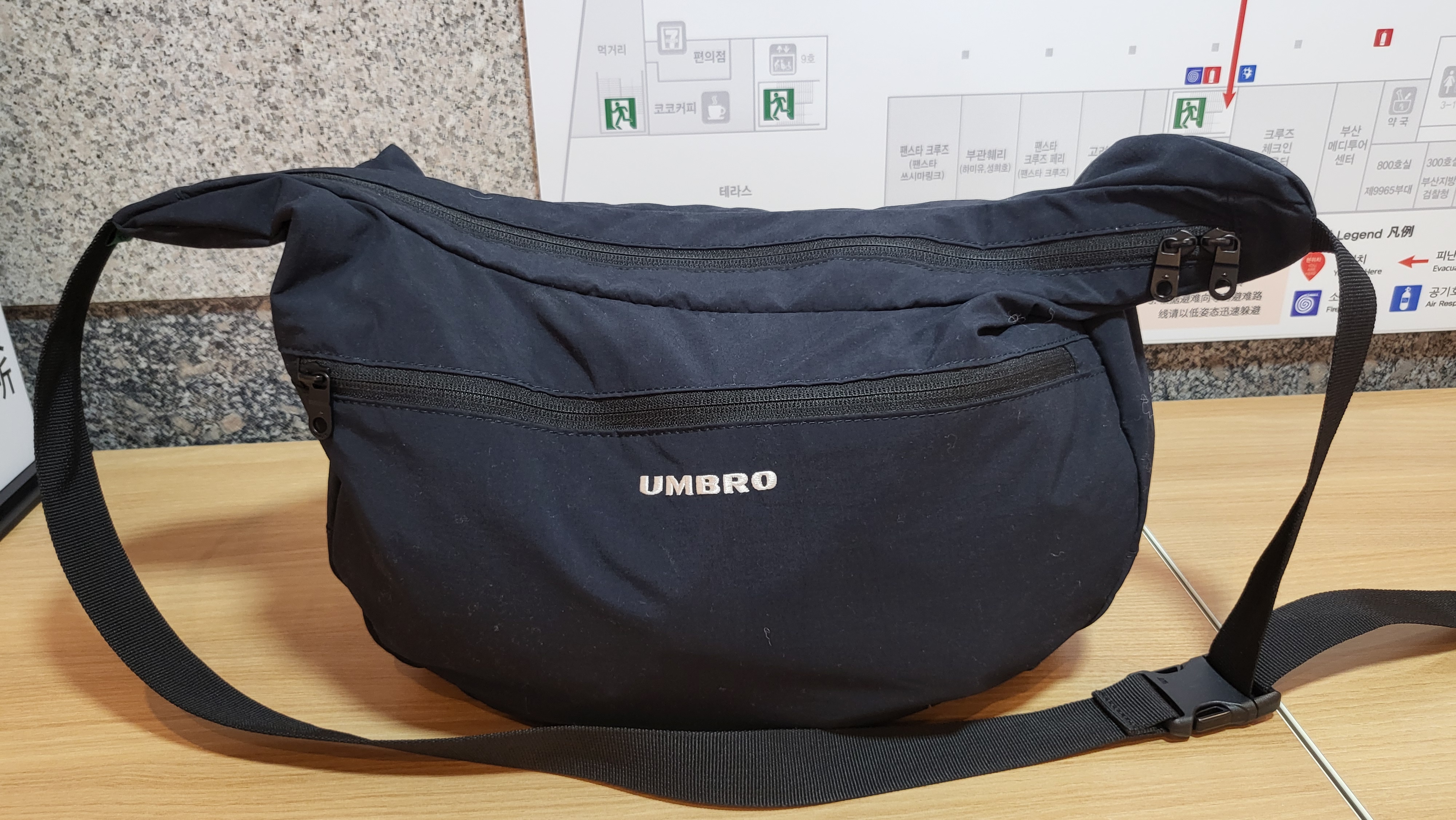 엄브로 크로스가방