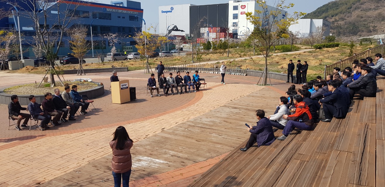 항만 미세먼지 정화 및 환경개선을 위한 신항 나무심기 행사 